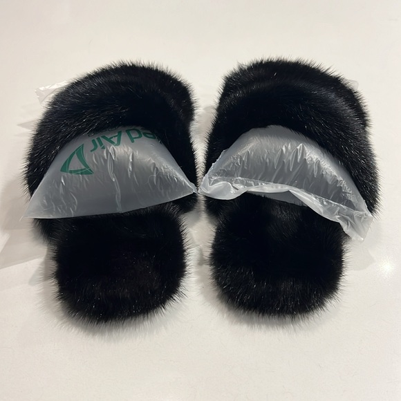 New Saint Laurent Women's Pepe 05 Shearling Slippers in Black Nordicfur - Picture 3 of 5